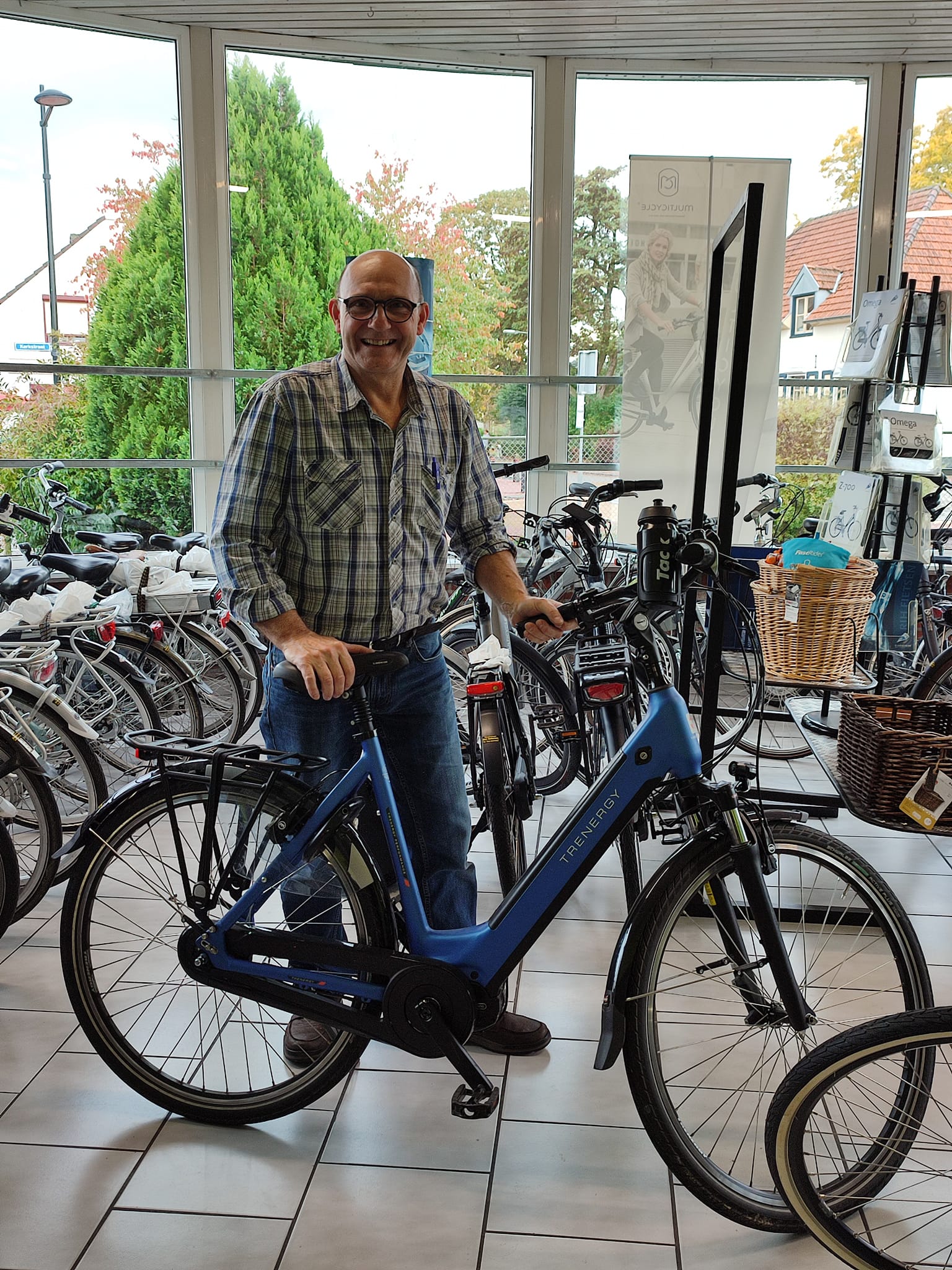 Ben Kelleners in zijn winkel met een E-Bike
