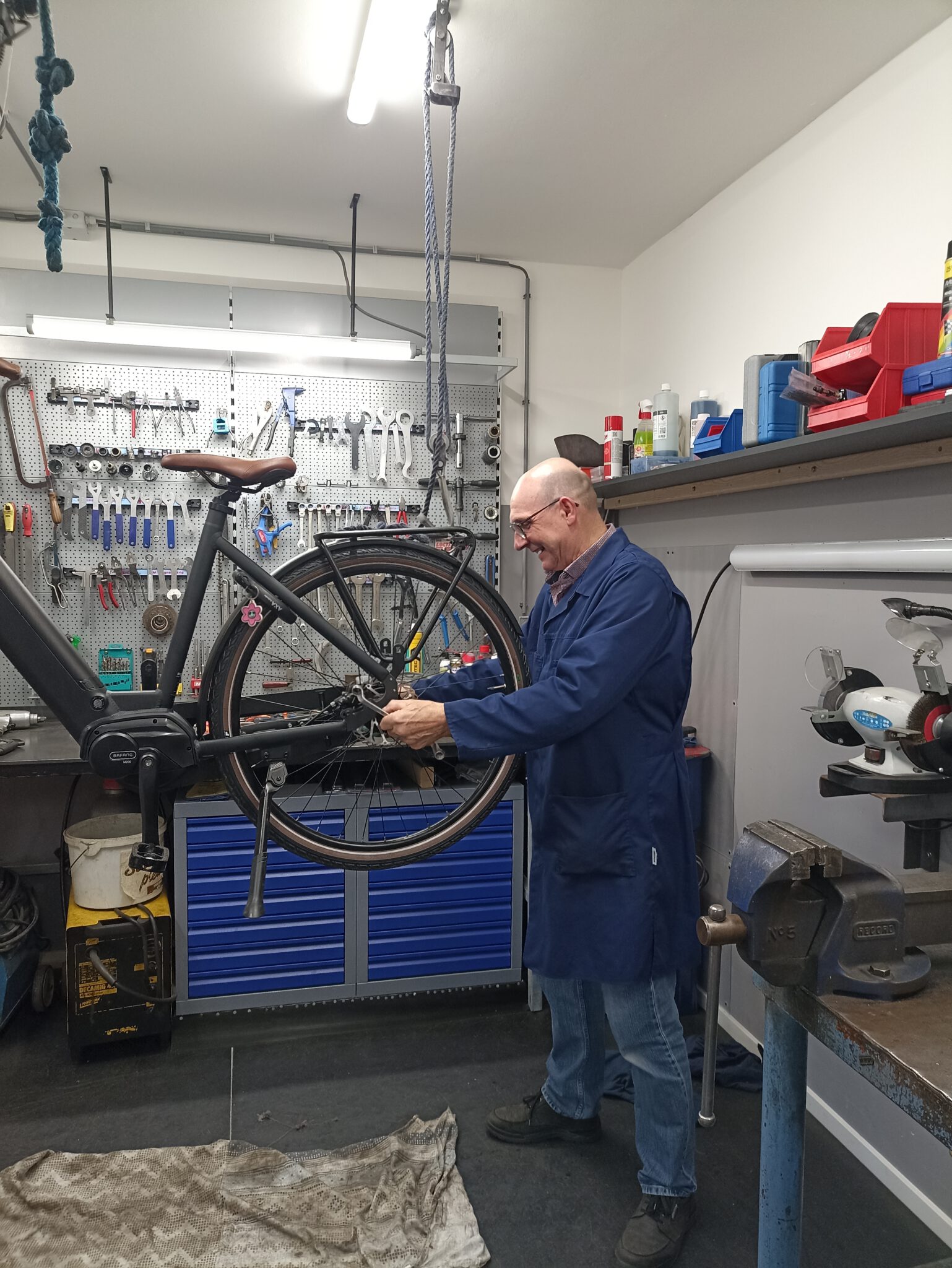 Ben Kelleners repareert een fiets in zijn werkplaats in Born