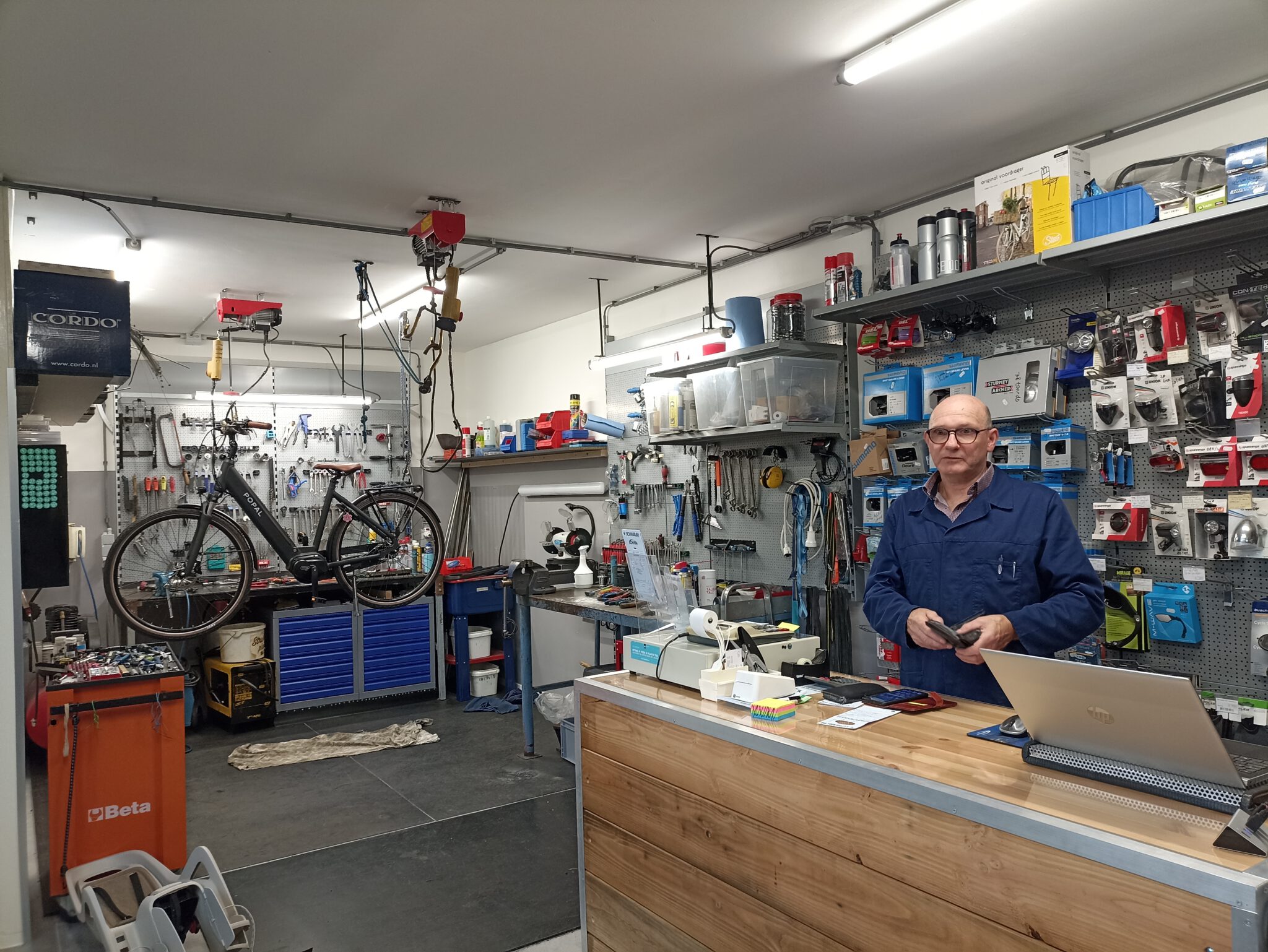 Overzicht van de winkel met voorraad